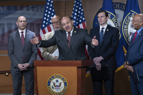 El representante Lou Correa, demócrata por California, habla en el centro, acompañado desde la izquierda por el líder de la minoría de la Cámara de Representantes, Hakeem Jeffries, DN.Y., el representante Bennie Thompson, demócrata por Mississippi, miembro de alto rango del Comité de Seguridad Nacional de la Cámara de Representantes, el representante. Dan Goldman, DN.Y., y el representante Glenn Ivey, demócrata por Maryland, mientras critican a los republicanos de la Cámara de Representantes por buscar el juicio político al secretario de Seguridad Nacional, Alejandro Mayorkas, durante una conferencia de prensa en el Capitolio de Washington, el lunes 29 de enero de 2024. (Foto AP/J. Scott Applewhite)