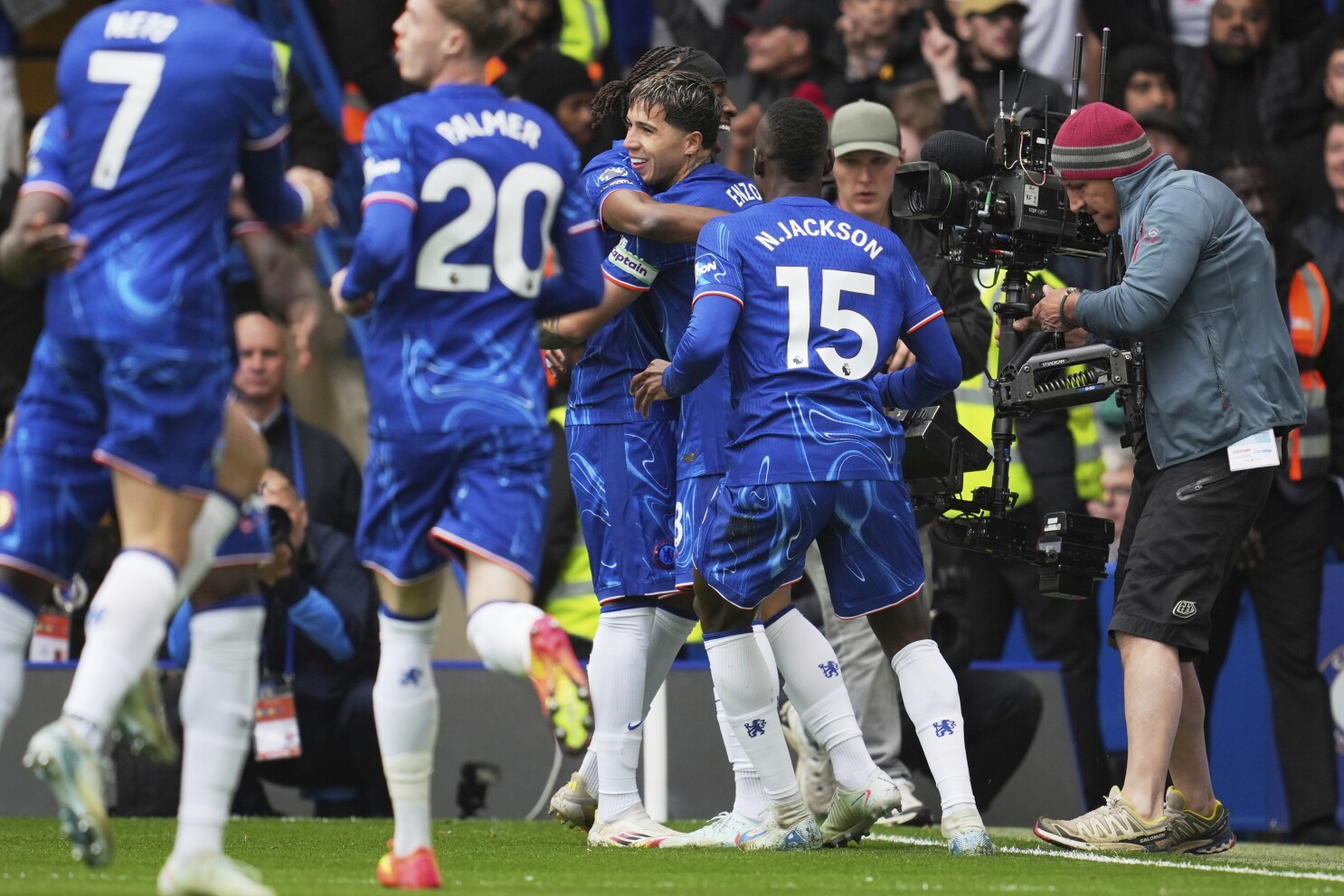 Chelsea wins and Newcastle draws to tighten top-five race as United loses again in Premier League