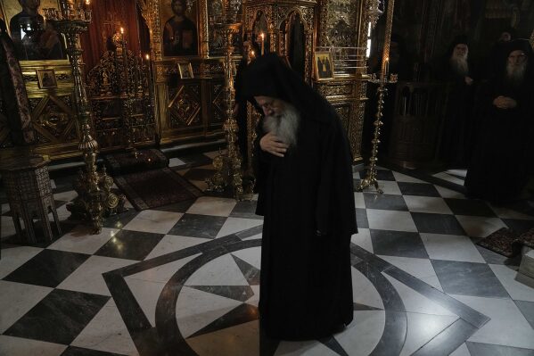 Archimandrite Eliseos, the abbot of Simonopetra, or the Simonos Petra Monaster, prays during the afternoon liturgy at the all-male autonomous community of Agion Oros, or Holy Mountain, on the peninsula of Mount Athos in northern Greece, April 14, 2025. (AP Photo/Thanassis Stavrakis)