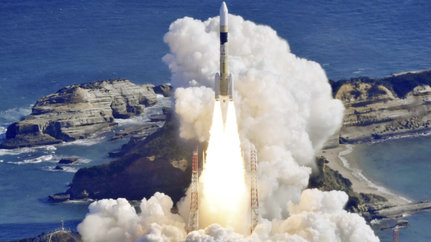 ТОКИО (АП) — Япония изстреля ракета, носеща правителствен сателит за