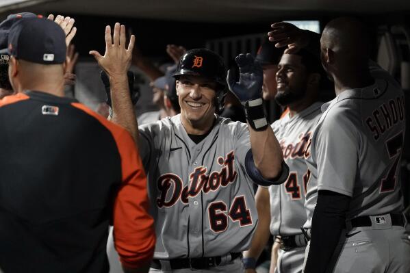 Tigers pound reeling Reds 15-5