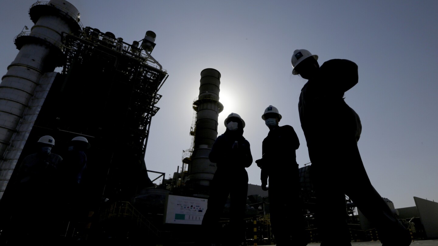 Саудитските регистранти за COP28 включват недекларирани служители на петролна компания, казва организация с нестопанска цел
