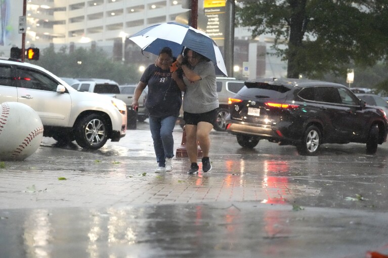 Una fuerte tormenta se mueve dentro del Minute Maid Park antes de un partido de béisbol entre los Atléticos de Oakland y los Astros de Houston, el jueves 16 de mayo de 2024, en Houston.  (Karen Warren/Houston Chronicle vía AP)