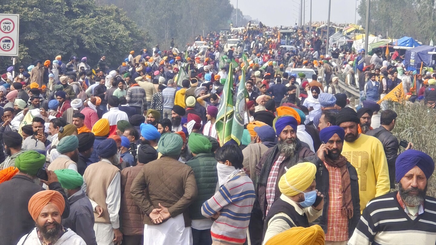 НОВО ДЕЛХИ АП — Десетки хиляди индийски фермери маршируват към