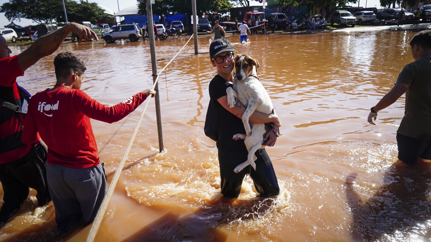 Твърде много вода, но недостатъчно: наводненият юг на Бразилия се бори да намери основни стоки