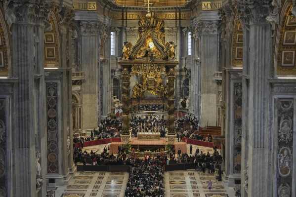 Mọi người xếp hàng để tỏ lòng thành kính với Đức Giáo hoàng Francis được quàn tại Vương cung thánh đường Thánh Peter, tại Vatican, thứ sáu, ngày 25 tháng 4 năm 2025. (Ảnh AP/Andrew Medichini)