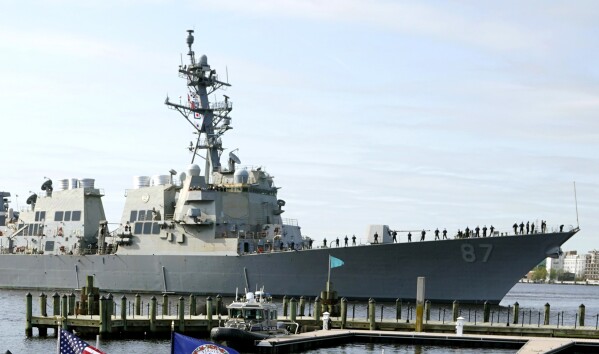 ΑΡΧΕΙΟ - Το USS Mason, ένα αντιτορπιλικό κλάσης Arleigh Burke, περνά από μια αποβάθρα στο Norfolk της Βιρτζίνια, 8 Απριλίου 2021. Αξιωματούχοι είπαν ότι το USS Mason κατέρριψε ένα ύποπτο drone των Χούτι που πετούσε προς την κατεύθυνση του κατά τη διάρκεια ενός περιστατικού στο οποίο εκτοξεύτηκαν δύο πύραυλοι που Ένα εμπορικό δεξαμενόπλοιο φορτωμένο με καύσιμα αεριωθουμένων από εδάφη που ελέγχονται από αντάρτες Χούθι στην Υεμένη, ένα εμπορικό δεξαμενόπλοιο φορτωμένο με καύσιμα αεριωθουμένων κοντά στο κύριο στενό Μπαμπ αλ-Μαντάμπ την Τετάρτη.  (AP Photo/Steve Helper)