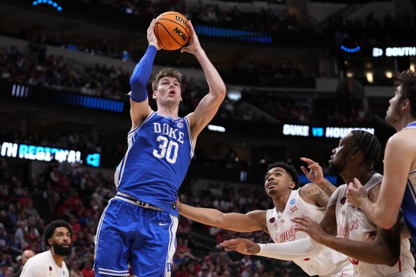 Duke's Kyle Filipowski shoots against Houston during the second half of a Sweet 16 college basketball game in the NCAA Tournament in Dallas, Friday, March 29, 2024. (AP Photo/Tony Gutierrez)