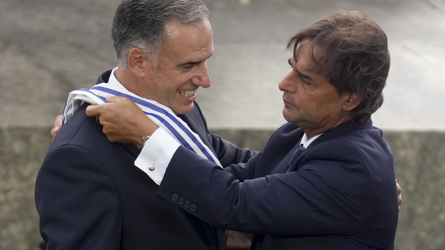Yamandú Orsi asume la presidencia y le devuelve el poder a la izquierda en Uruguay