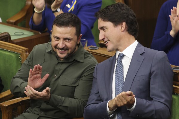 El presidente ucraniano, Volodymyr Zelenskyy, y el primer ministro canadiense, Justin Trudeau, conversan tras pronunciar un discurso en la Cámara de los Comunes, en el Parlamento, en Ottawa, el viernes 22 de septiembre de 2023. (Patrick Doyle/The Canadian Press vía AP)