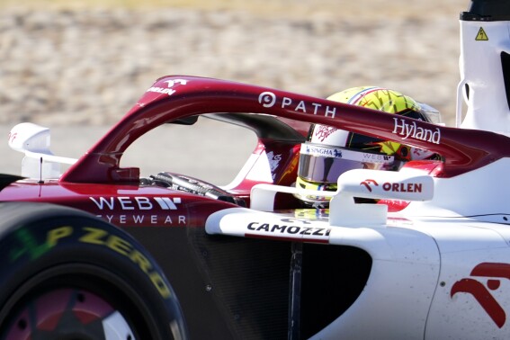文件——2022年10月21日，星期五，在得克萨斯州奥斯汀，阿尔法·罗密欧（Alfa Romeo）测试车手、法国车手西奥·波尔查尔（Theo Pourchaire）在美国一级方程式汽车大奖赛（Formula One U.S.Grand Prix）美洲赛道（Circuit of Americas）的练习赛中驾驶。Pourchaire首次亮相IndyCar后，他将面临一个新的挑战，即从长滩街道前往阿拉巴马州巴伯赛车公园（Barber Motorsports Park）的公路球场。这位20岁的法国人是卫冕二级方程式冠军，他将在周日为受伤的阿罗-迈凯轮车手大卫·马卢卡斯（David Malukas）进行第二轮比赛。（美联社照片/Charlie Neibergall，档案）