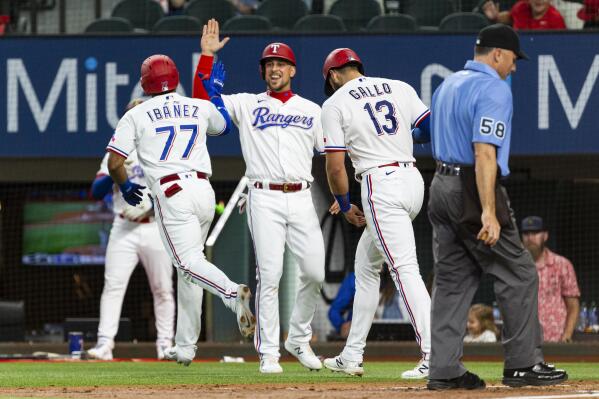 Rangers fans loudly cheer Elvis Andrus in return to Texas