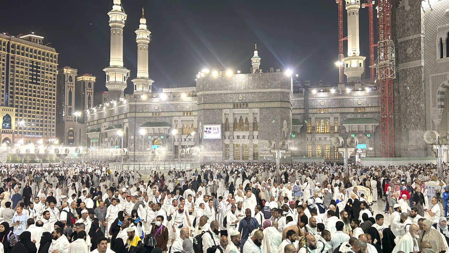 МИНА Саудитска Арабия АП — При високи температури мюсюлманските поклонници