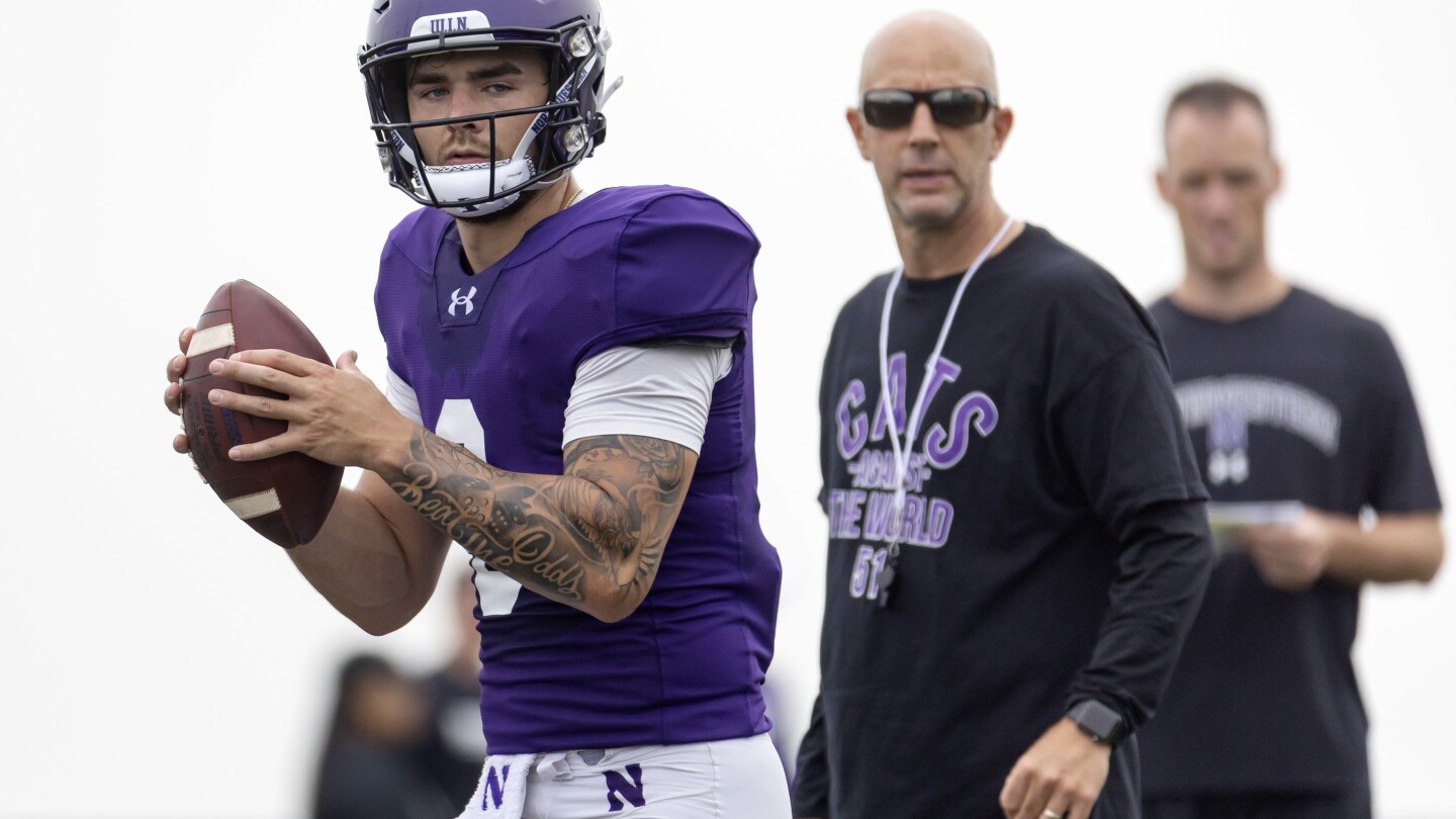 Photo of Der Sportdirektor von Northwestern wirft Football-Mitarbeitern vor, weil sie „taub gewordene“ T-Shirts zur Unterstützung von Fitzgerald tragen