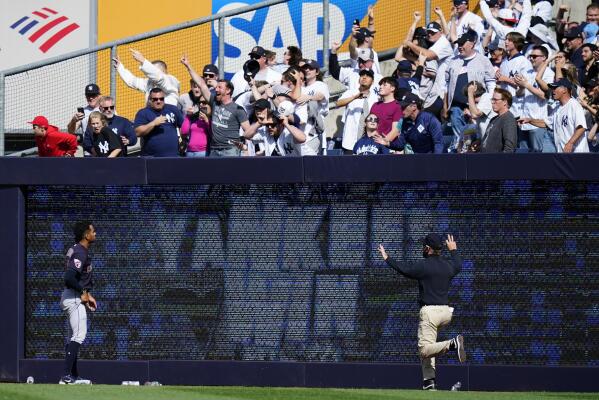 Fan who once caught homer at Yankee Stadium takes professional at