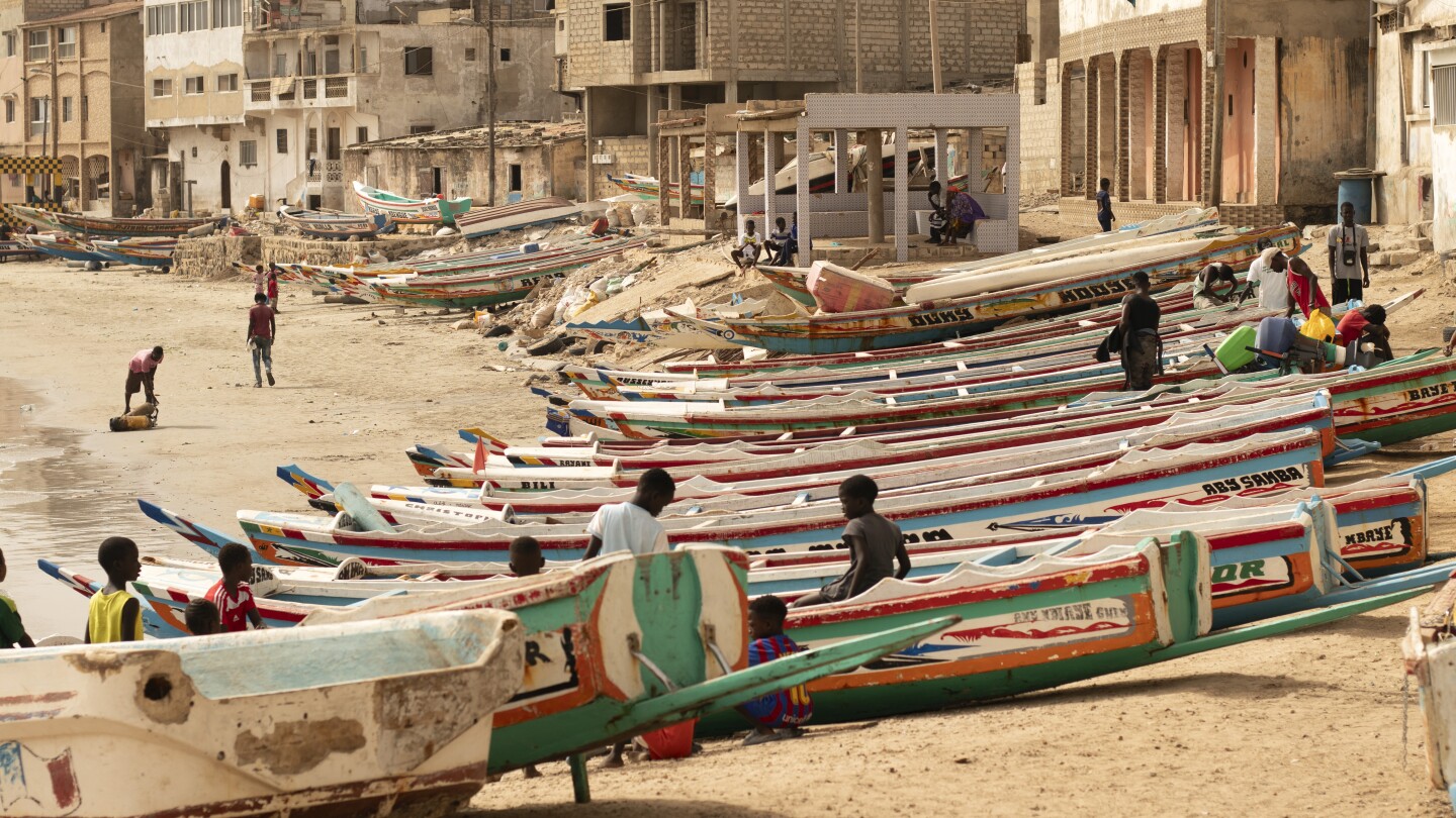 Decenas de inmigrantes senegaleses muertos o desaparecidos tras el rescate de su barco con 38 supervivientes