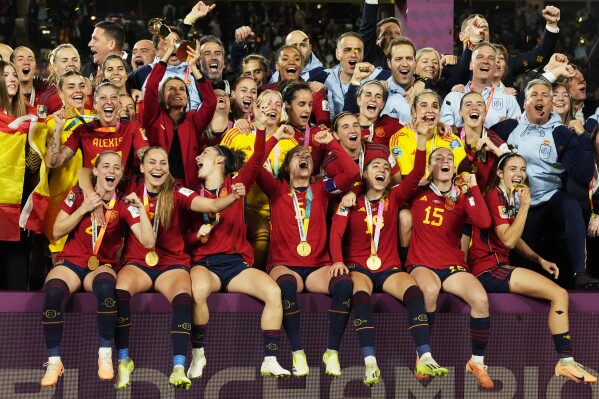 Las jugadoras de España celebran tras coronarse campeonas del Mundial femenino tras derrotar a Inglaterra en la final, el domingo 20 de agosto de 2023, en Sydney. (AP Foto/Rick Rycroft)