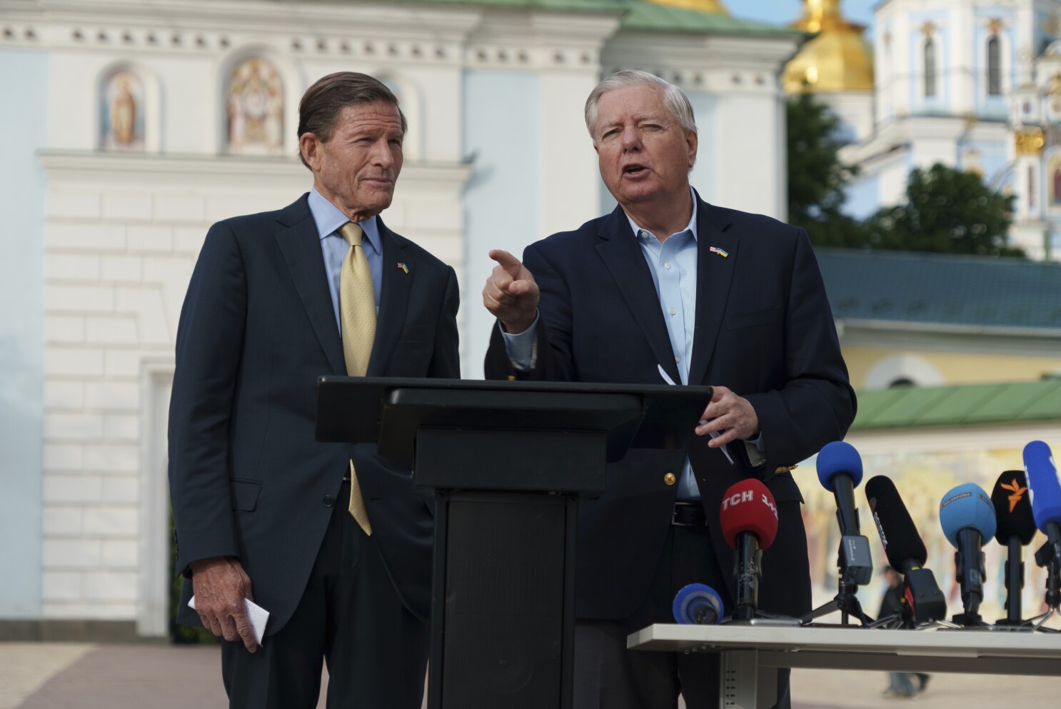 After talks with Zelenskyy and Macron, US senators warn: Putin 'is preparing for more war’