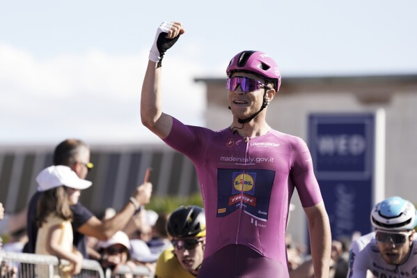 Italy's Jonathan Milan celebrates after winning stage 13 of the Giro d'Italia, Tour of Italy, from Riccione to Cento, Italy, Friday, May 17, 2024 - (Fabio Ferrari/LaPresse via AP)