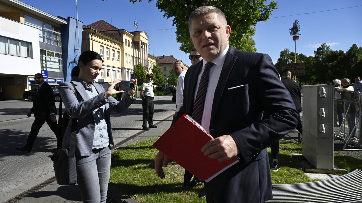 Predseda slovenskej vlády sa prvýkrát od svojho pokusu o atentát objavil na verejnosti