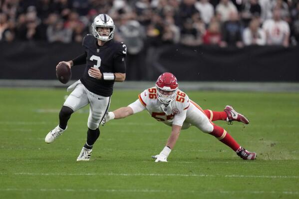 Mahomes sets record, Chiefs beat Raiders for AFC's top seed | AP News