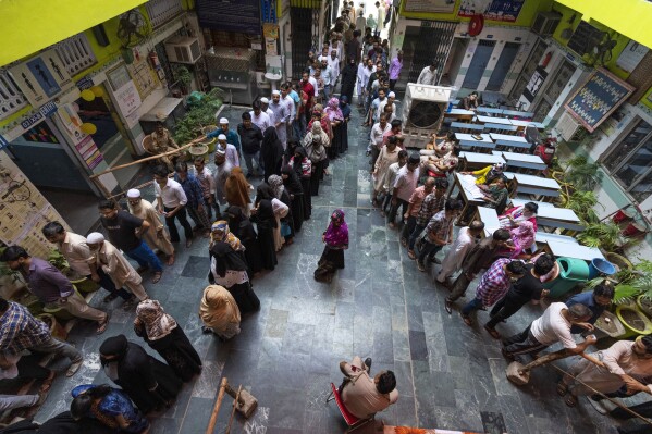 People queue up to cast their vote in the sixth round of polling in India's national election in New Delhi, India, Saturday, May 25, 2024. (Ǻ Photo/Altaf Qadri)
