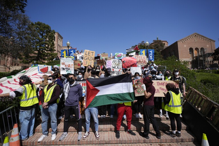 Manifestantes se reúnem no campus da UCLA após confrontos noturnos entre grupos pró-Israel e pró-Palestina em Los Angeles, quarta-feira, 1º de maio de 2024.  (Foto AP/Jay C. Hong)