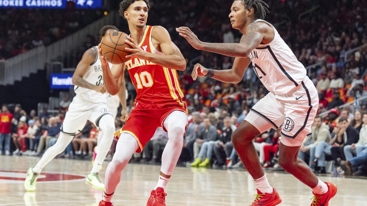 亚特兰大的状元秀里萨彻投进了第一个 NBA 投篮，发誓要变得“越来越好，越来越好”