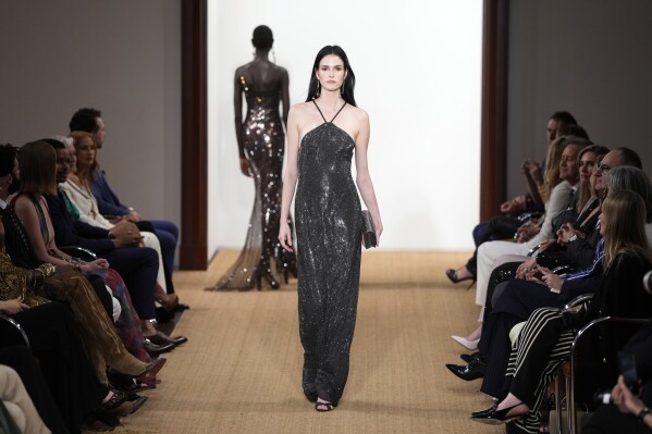 Para model berjalan di landasan pacu saat pertunjukan musim gugur/liburan Ralph Lauren 2024 pada Senin, 29 April 2024, di New York.  (Foto oleh Charles Sykes/Invision/AP)