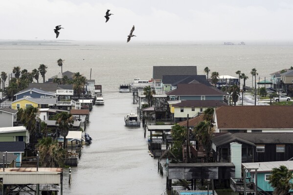 La marejada ciclónica de la tormenta tropical Alberto inunda las calles de Surfside Beach, Texas, el miércoles 19 de junio de 2024. (Jon Shapley/Houston Chronicle vía AP)