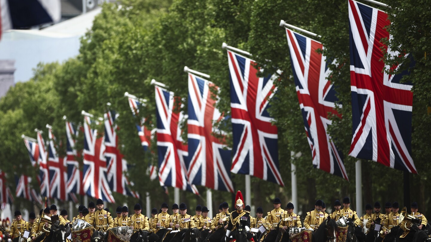 NextImg:Thousands of people gather near Buckingham Palace to mark the 80th anniversary of V-E Day