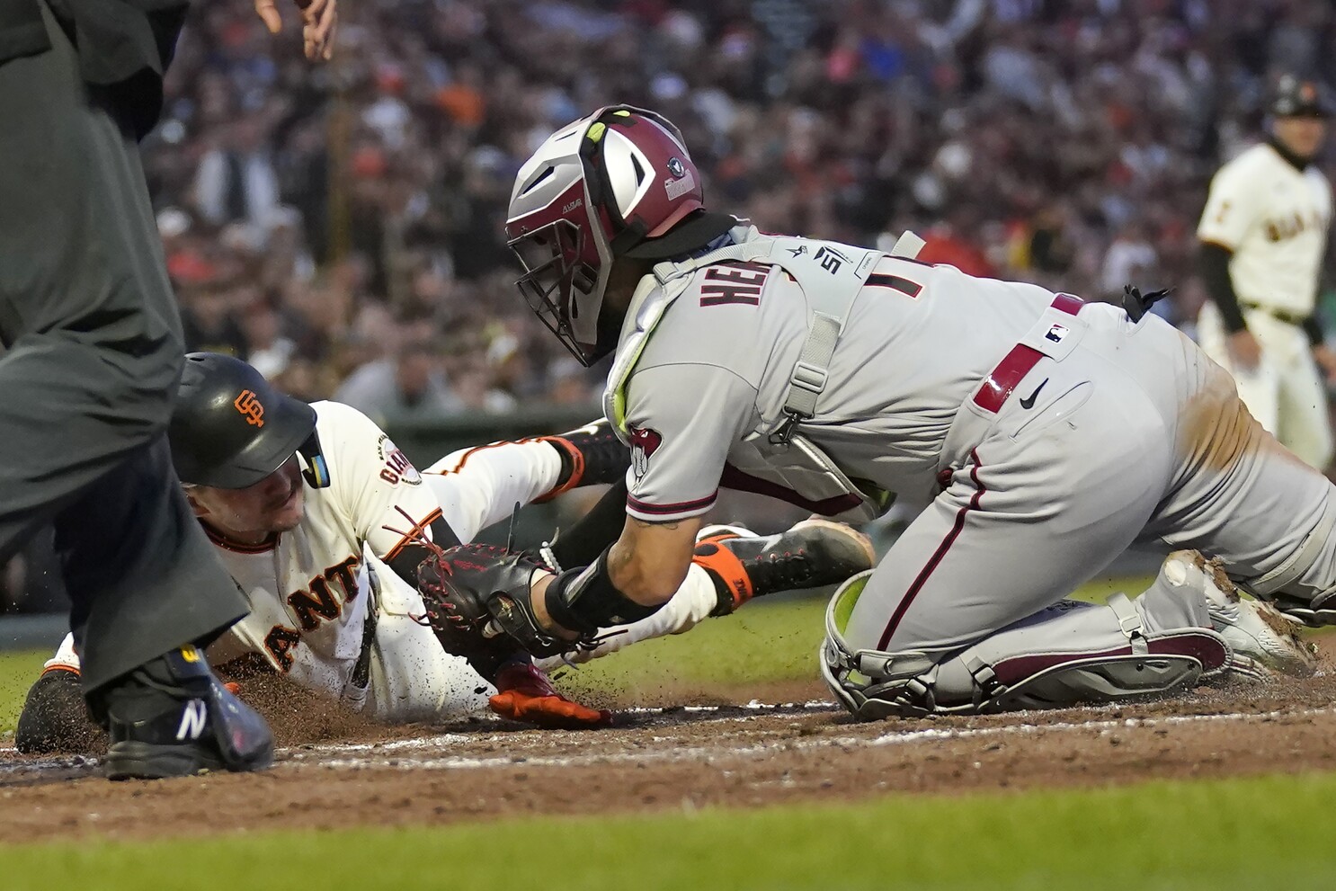 Giants begin series by knocking off West-leading D-backs