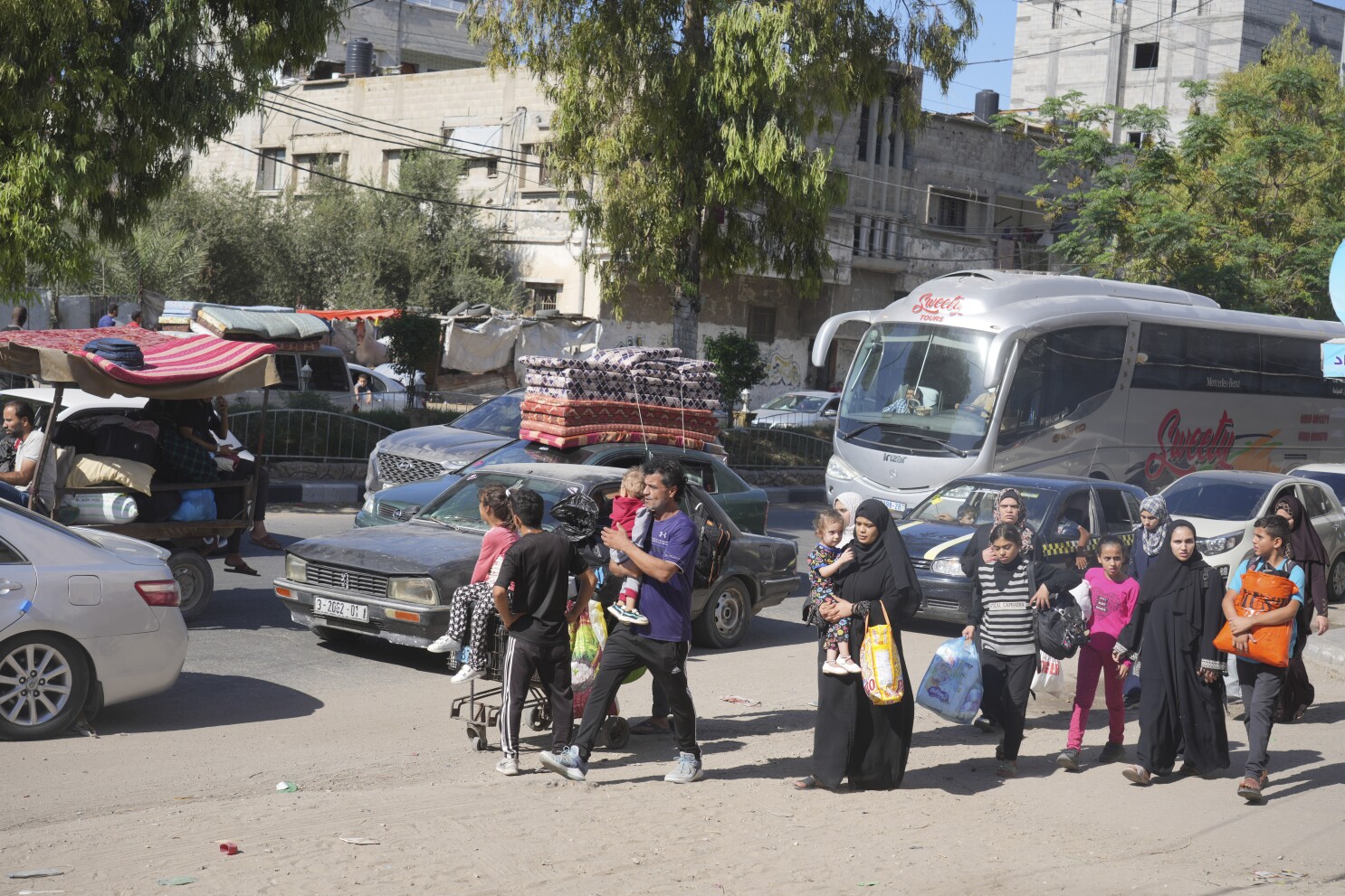 Palestinos huyen del norte de Gaza luego de que Israel ordenó desalojo de 1 millón de personas | AP News