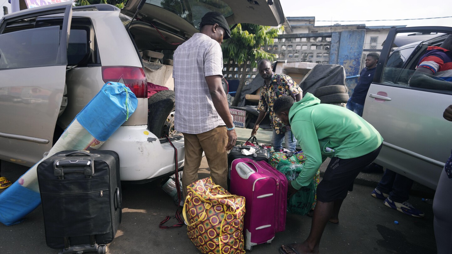 АБУДЖА Нигерия AP — Лидерът на Нигерия намали наполовина таксите