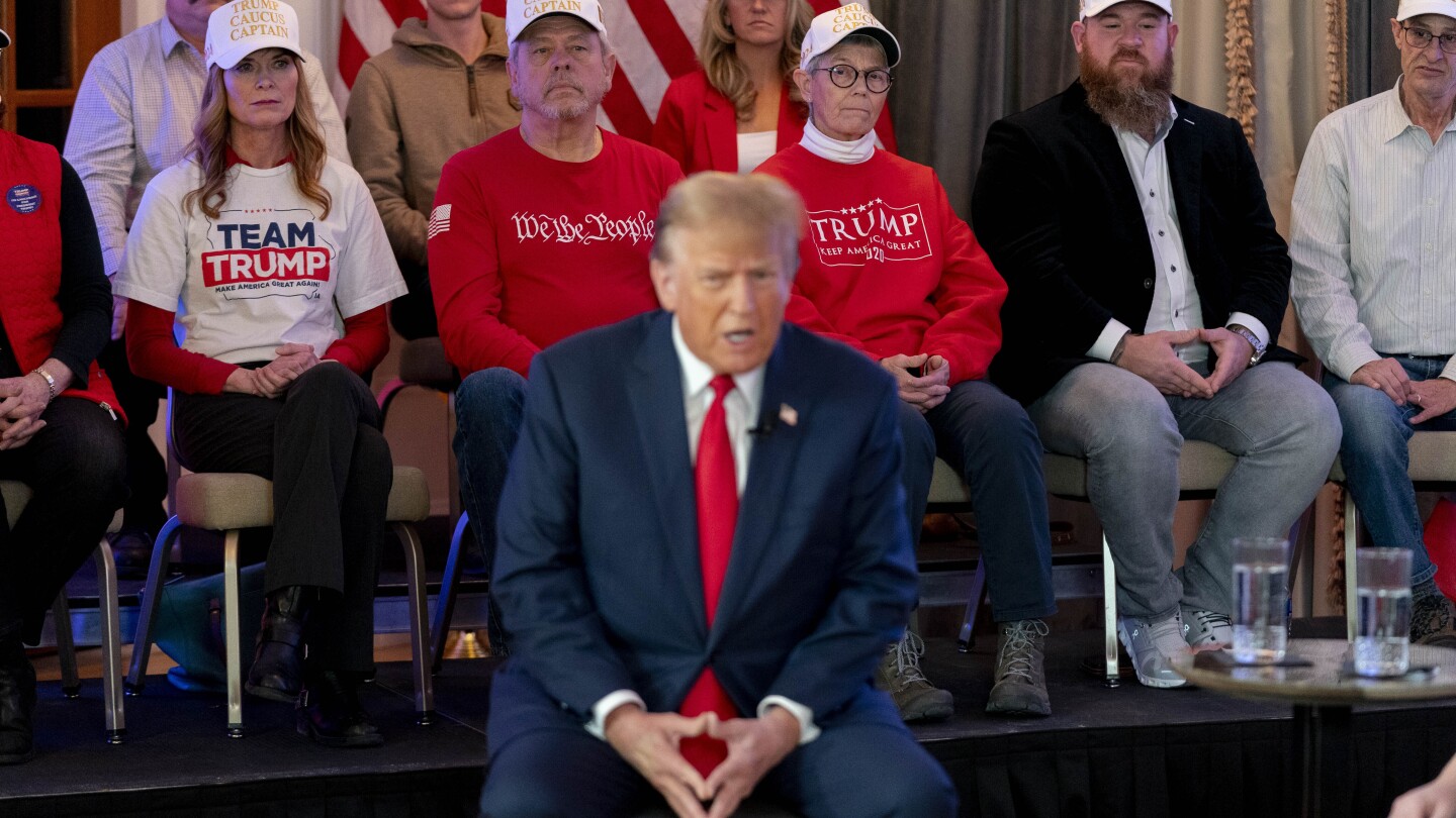 Поддръжниците на Тръмп стоят с часове на студа, за да го видят в Айова ден преди събранията на Републиканската партия