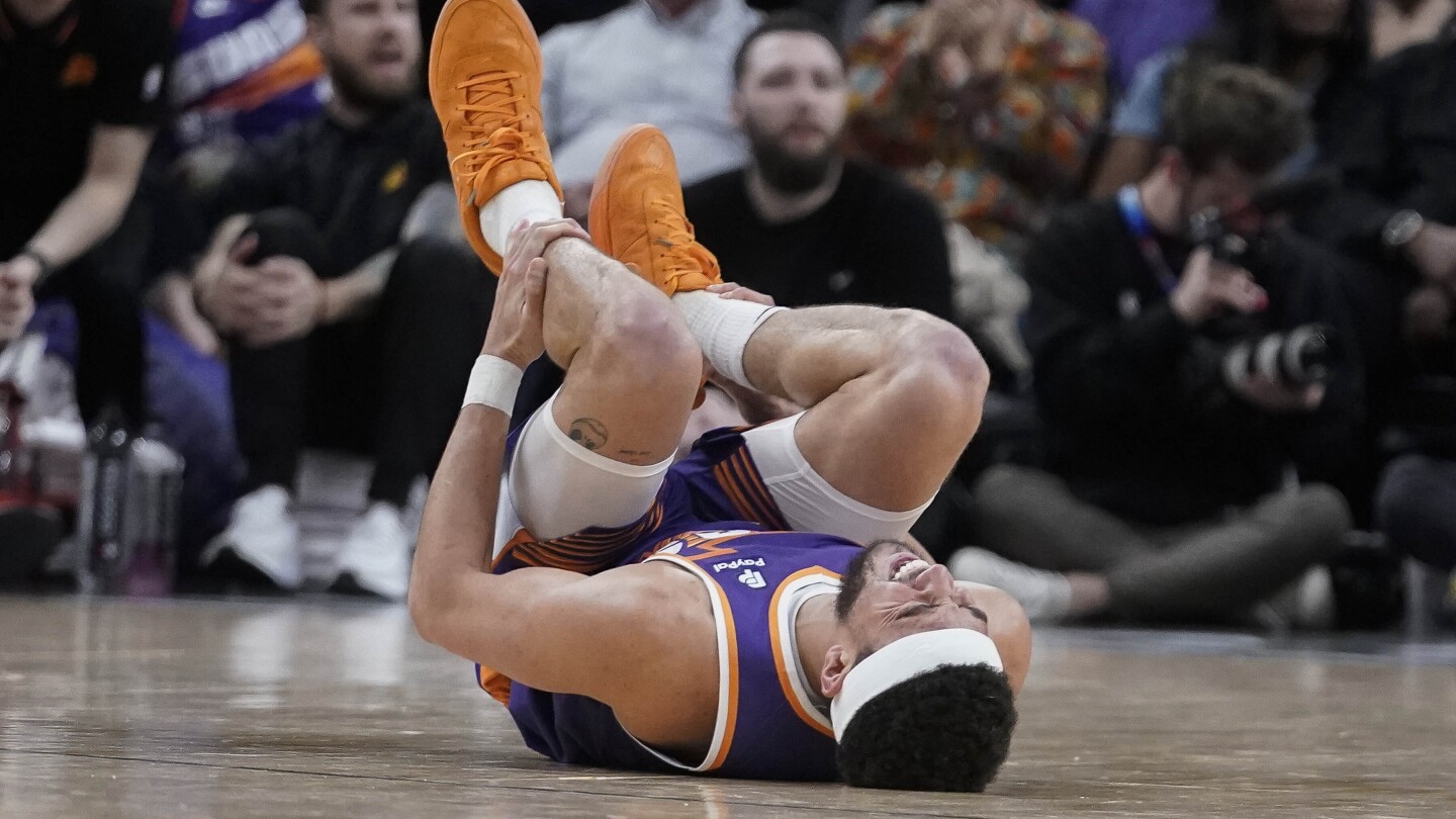 La star des Phoenix Suns, Devin Booker, se blesse à la cheville, les Rockets les battent 118-109