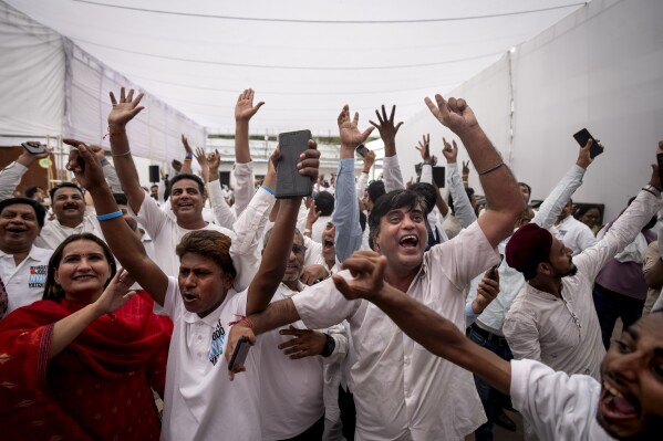 Os apoiadores do Partido do Congresso comemoram enquanto assistem aos procedimentos de contagem de votos na sede de seu partido em Nova Delhi, Índia, terça-feira, 4 de junho de 2024. A Índia começou a contar mais de 640 milhões de votos na terça-feira no maior exercício democrático do mundo, que era amplamente esperado que retornasse Presidente Primeiro Ministro Narendra Modi para um terceiro mandato após dez anos no poder.  (Foto AP/Altaf Qadri)