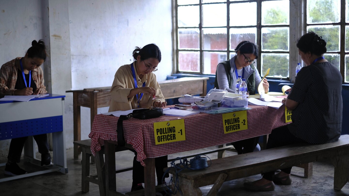 СНИМКИ AP: За най-голямото демократично упражнение в света избирателните служители в едно село са всички жени