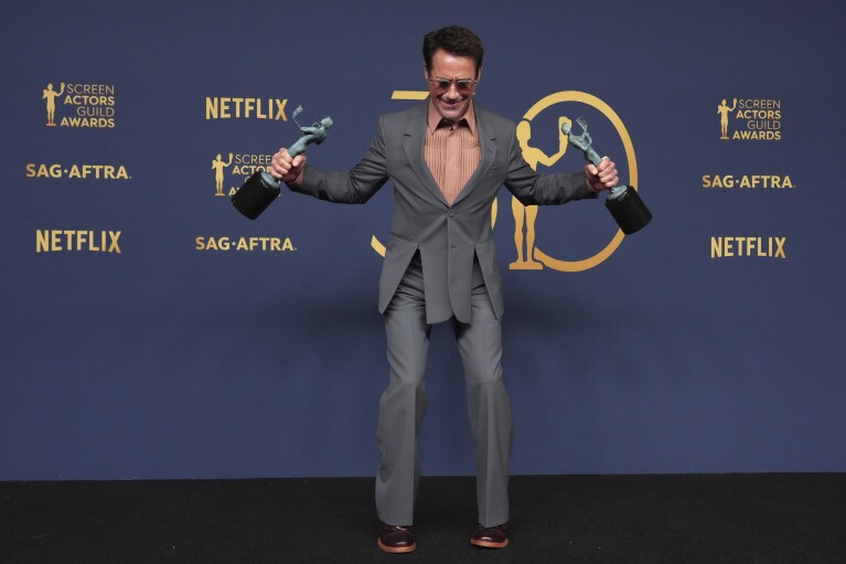 Robert Downey Jr., vencedor dos prêmios de Melhor Performance de um Ator Coadjuvante e Melhor Performance de Elenco em um Filme "Oppenheimer" Ele posa na sala de imprensa durante o 30º Screen Actors Guild Awards anual no sábado, 24 de fevereiro de 2024, no Shrine Auditorium em Los Angeles.  (Foto de Jordan Strauss/Invision/AP)