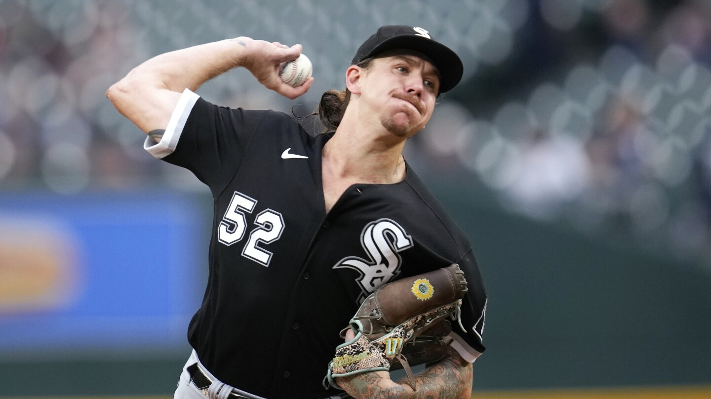 Mike Clevinger of the Chicago White Sox delivers a pitch during the News  Photo - Getty Images