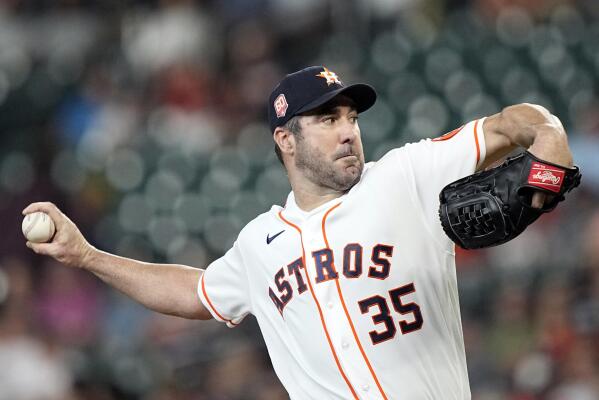 Houston Astros & Dusty Baker Present Justin Verlander With 2022