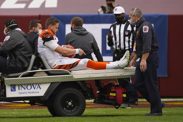 Eagles DE Sweat leaves game on stretcher after tackle