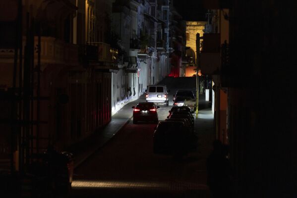 Mercoledì 16 aprile 2025, durante il blackout attraverso l'isola, i veicoli vanno in una strada buia nella vecchia San Juan di Puerto Rico. (AP Foto/Alejantro Granadillo)