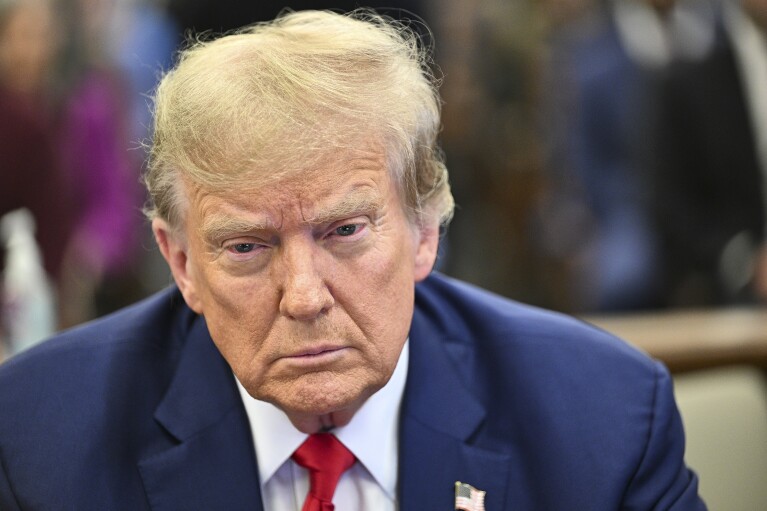 El expresidente Donald Trump se sienta en la sala del tribunal antes del inicio de los argumentos finales de su juicio civil por fraude empresarial en la Corte Suprema de Nueva York, el jueves 11 de enero de 2024, en Nueva York. (Curtis Means/Daily Mail vía AP, Pool)