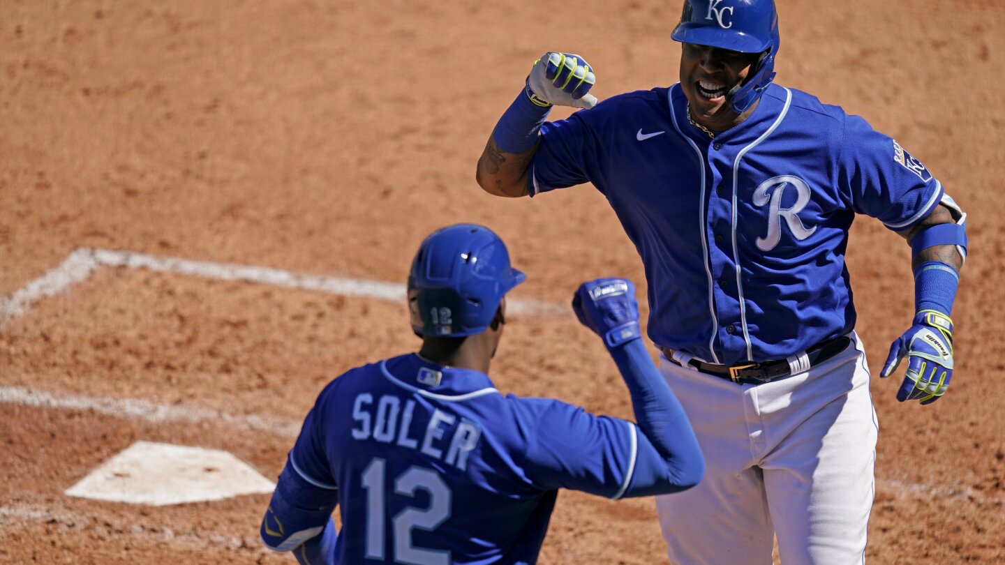 Salvador Perez contract: Royals sign catcher to four-year