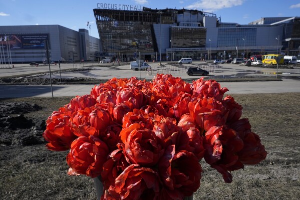 Flores colocadas frente a la sala de conciertos Crocus City Hall en las afueras al oeste de Moscú, miércoles 27 de marzo de 2024. (AP Foto/Alexander Zemlianichenko)