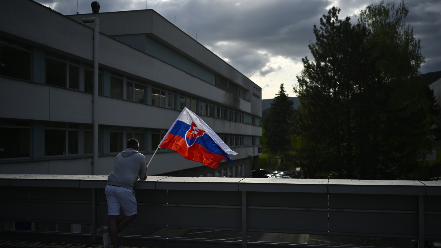 Заподозреният за стрелбата срещу словашкия премиер е ескортиран до дома си, докато полицията търси доказателства