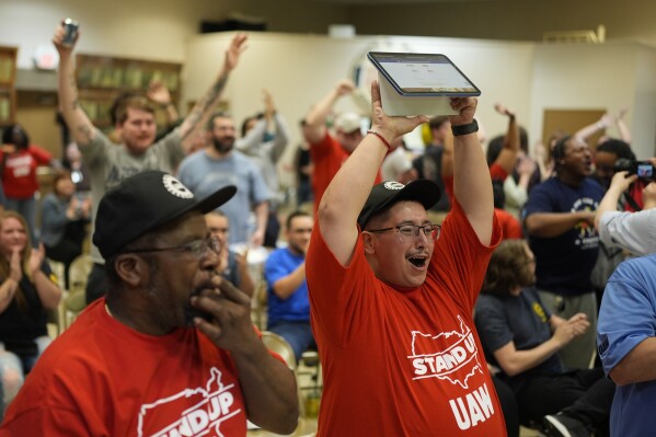 Duke Brandon, employé de l'usine automobile Volkswagen, à droite, célèbre après que les employés ont voté en faveur de l'adhésion à l'UAW, le vendredi 19 avril 2024, à Chattanooga, Tennessee (Photo AP/George Walker IV).
