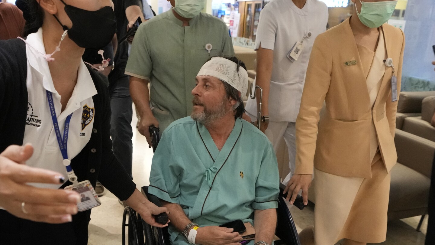Болницата в Банкок казва, че най-сериозно ранените от полет, ударен от турбуленция, се нуждаят от операция на гръбначния стълб
