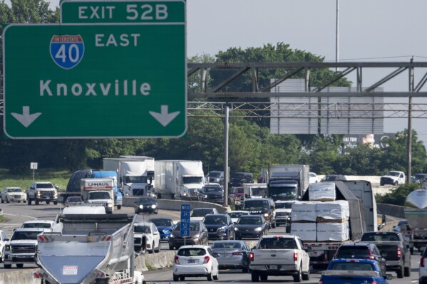 Automobilisten reizen op donderdag 23 mei 2024 in Nashville, Tennessee langs de Interstate 24 nabij het knooppunt Interstate 40. Er wordt verwacht dat een recordaantal Amerikanen tijdens het Memorial Day-weekend van 2024 op het trottoir zal rijden (AP Photo/George Walker IV).